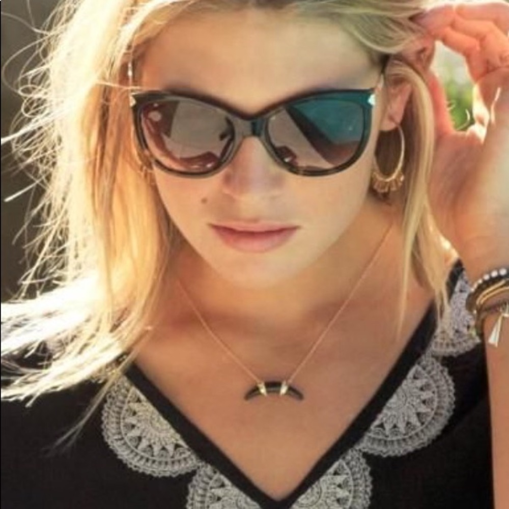 Stella & Dot Arc Pendant Necklace - Black